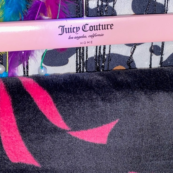 JUICY COUTURE HOME LARGE PLUSH PRINTED THROW - Picture 4 of 9